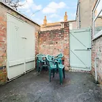 Casa de Férias Pass The Keys 55 Heworth Village Wonderfully Cosy Family In