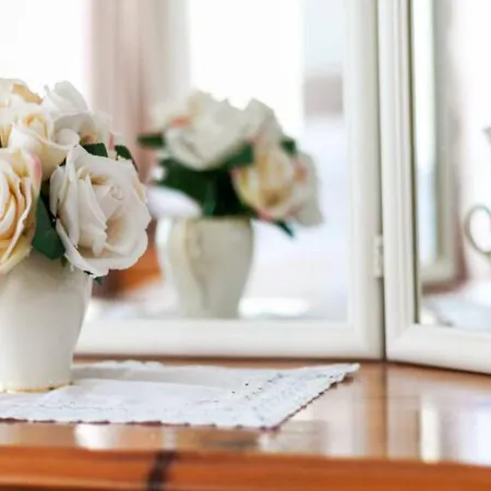 Semesterbostad Pass The Keys 55 Heworth Village Wonderfully Cosy Family In