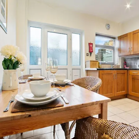 55 Heworth Village - Wonderfully Cosy Family Home In York - Pass The Keys *