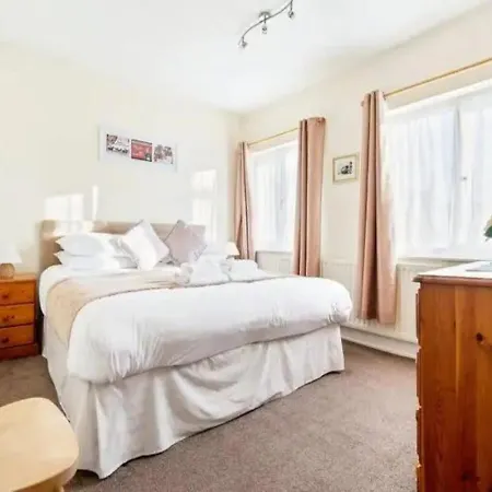 55 Heworth Village - Wonderfully Cosy Family Home In York - Pass The Keys *