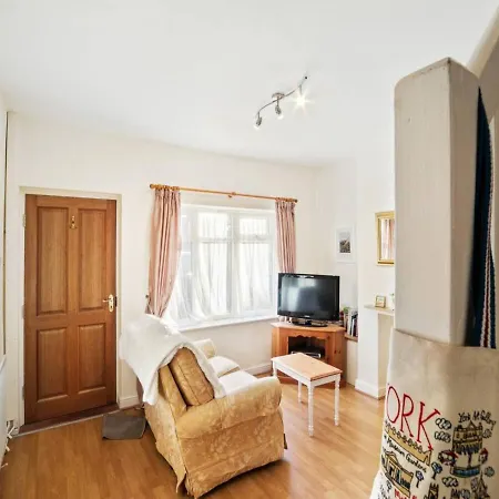 55 Heworth Village - Wonderfully Cosy Family Home In York - Pass The Keys * York